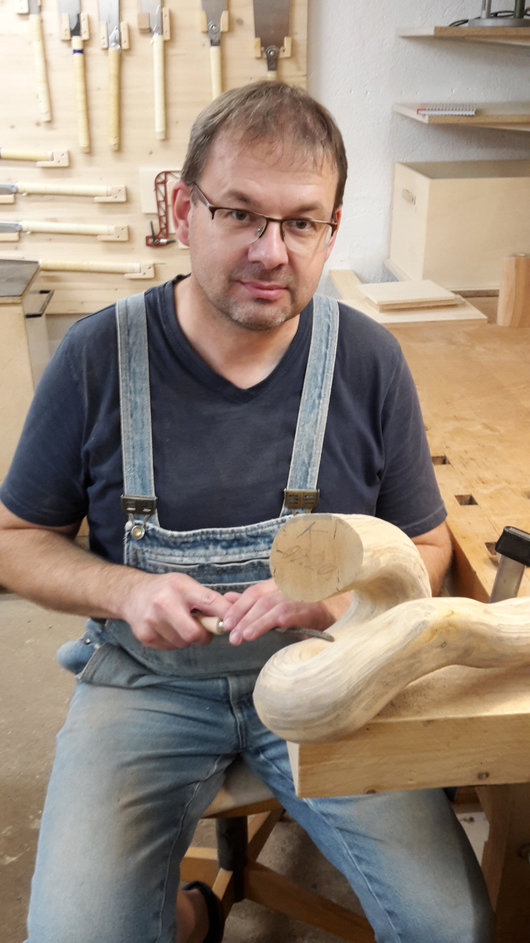 Thomas Michel, Holz-Bildhauer in Ochsenfurt, Inhaber des Ateliers Kleines aus Holz