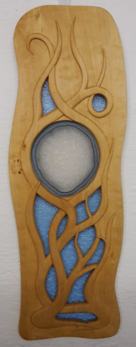Geschnitztes Ornament aus Lindenholz mit Achat und blauem Glas, Kunstwerk von Thomas Michel, Ochsenfurt